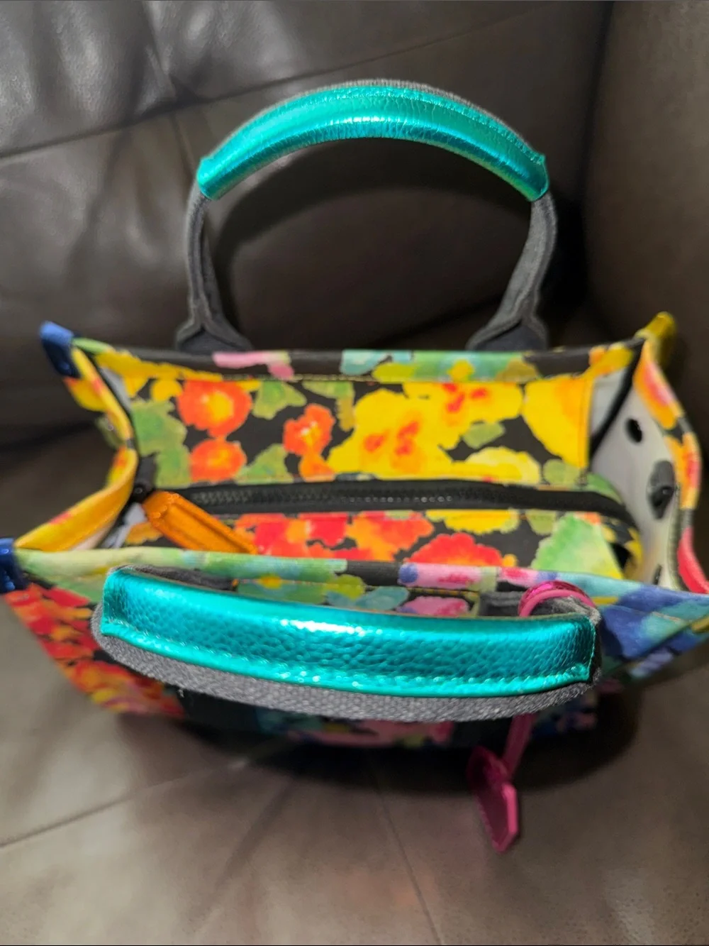 Small Southbank Floral Canvas Tote
Kurt Geiger London - Picture 6 of 9